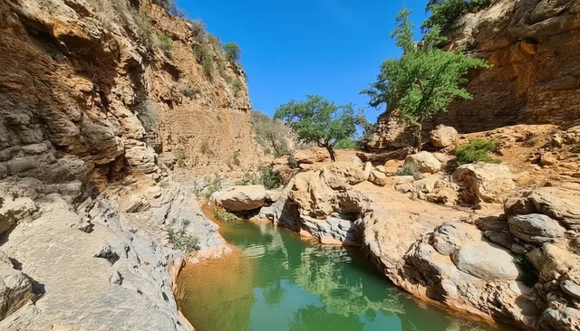 Vallée de Tizgui : marche et pause au bord des bassins