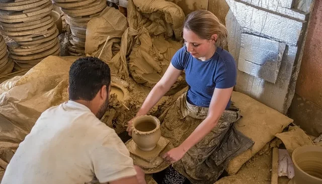 Atelier de poterie à Agadir avec un artisan